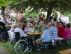 Sommerfest Haus St. Elisabeth Gruppenfoto viele Menschen an Tischen