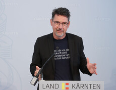 Caritasdirektor Mag. Ernst Sandriesser bei seiner Rede vor einem Pult.