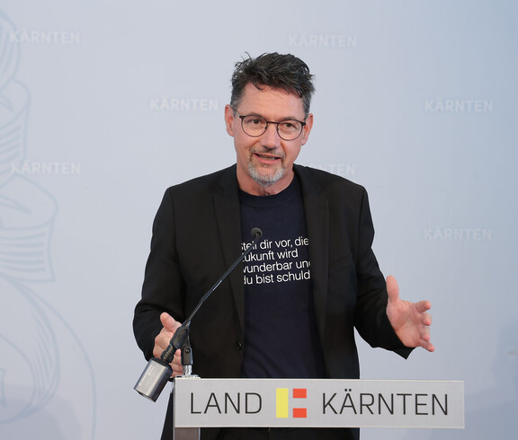 Caritasdirektor Mag. Ernst Sandriesser bei seiner Rede vor einem Pult.