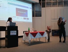 Zwei Frauen bei einem Vortrag