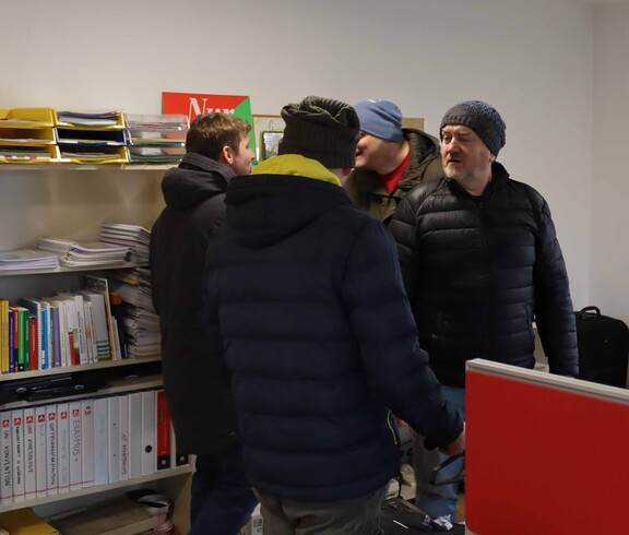 Mehrere Personen in einem neuen Büro.