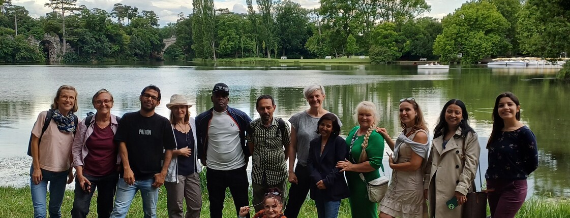 Ein Gruppenfoto vor einem See