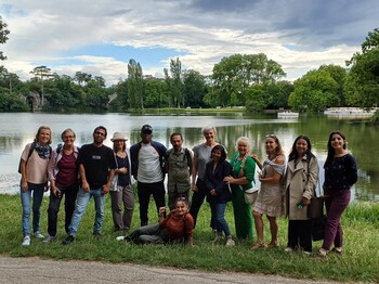 Ein Gruppenfoto vor einem See