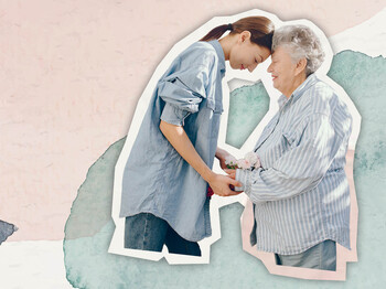 Eine jüngere und ältere Frau reichen sich die Hände