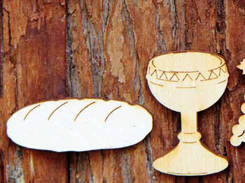 Aus Holz wurden ein Brot und ein Klech als Schablonen geschnitzt. 