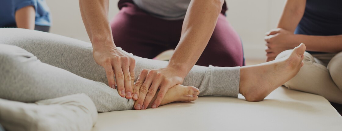 Demonstration einer basale Stimulationan bei einer liegenden Teilnehmerin.