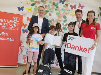 Kinder und Jugendliche im Lerncafé Concordia Klagenfurt zeigen Lernmaterialien, unterstützt von Caritas und Wiener Städtische
