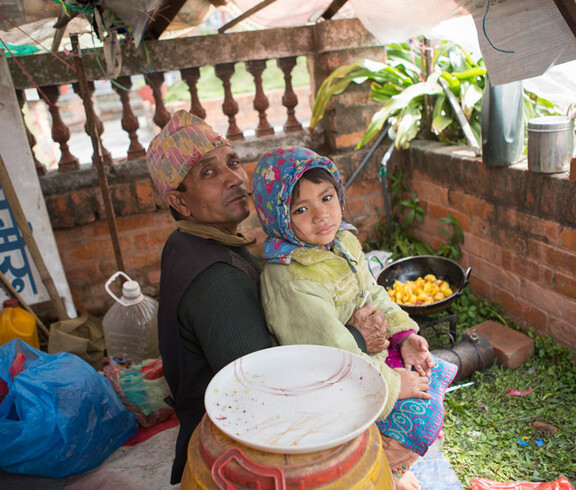 Vater mit seiner Tochter im Garten