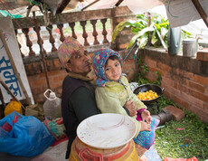 Vater mit seiner Tochter im Garten