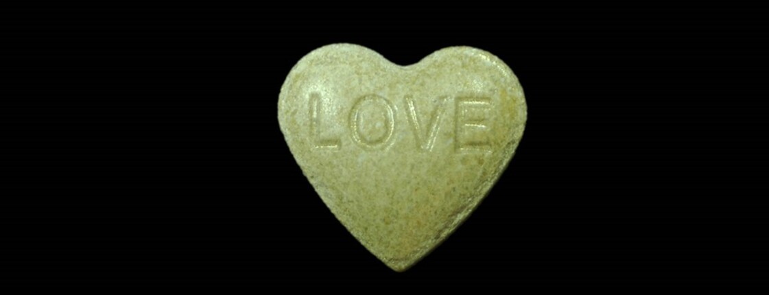 Dieses Bild zeigt eine Pille in Herform (Aufschrift LOVE).