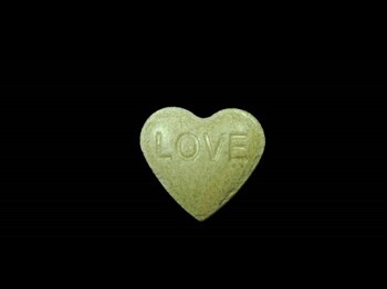 Dieses Bild zeigt eine Pille in Herform (Aufschrift LOVE).