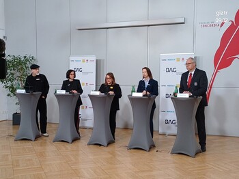Sprecher*innen von Caritas, Diakonie, Hilfswerk, Rotes Kreuz und Volkshilfe sprechen auf einer gemeinsamen Pressekonferenz