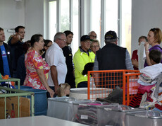 Führung durch das Kleidersortierwerk von carla. 