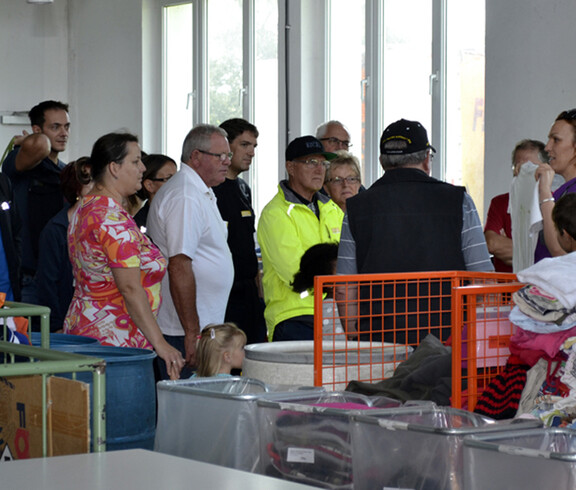 Führung durch das Kleidersortierwerk von carla. 