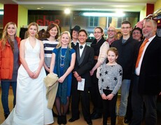 Mehrere Personen posieren lächelnd im carla Shop Amstetten.