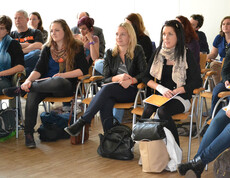 Ein Foto vom Publikum Generations-Talk. Im Publikum sitzen vor allem junge Erwachsene Frauen.