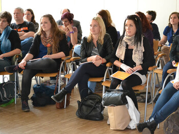 Ein Foto vom Publikum Generations-Talk. Im Publikum sitzen vor allem junge Erwachsene Frauen.
