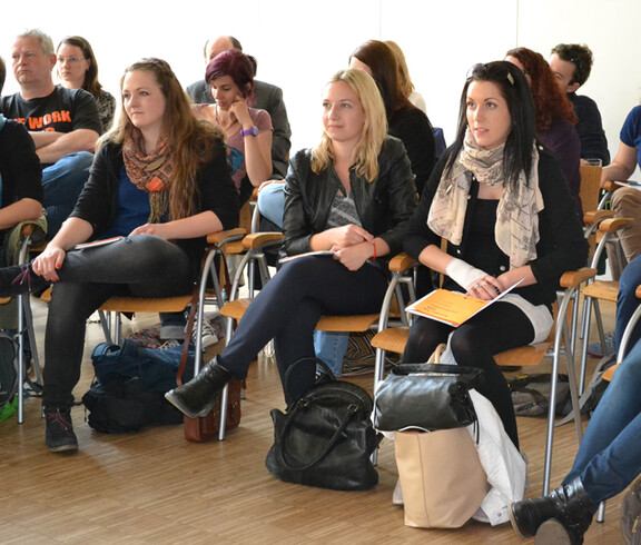 Ein Foto vom Publikum Generations-Talk. Im Publikum sitzen vor allem junge Erwachsene Frauen.