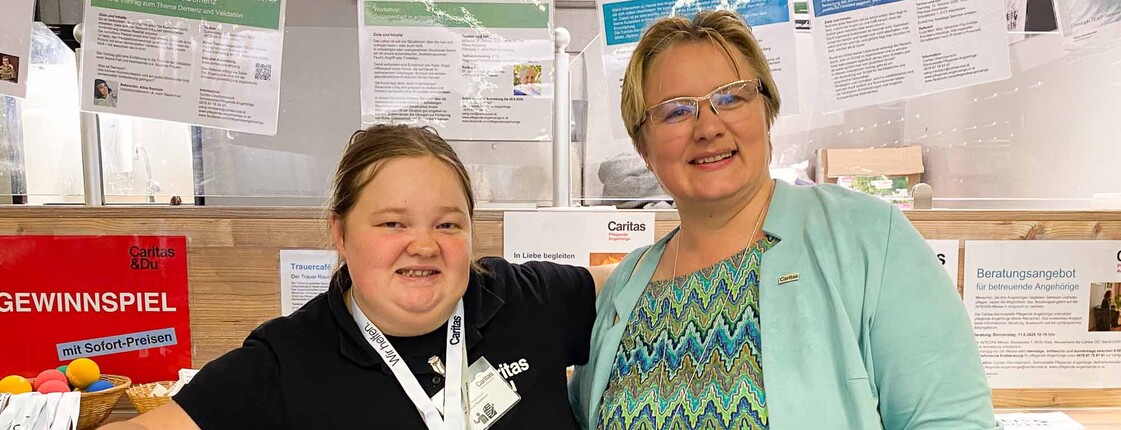 Zwei Frauen vor einem Messestand