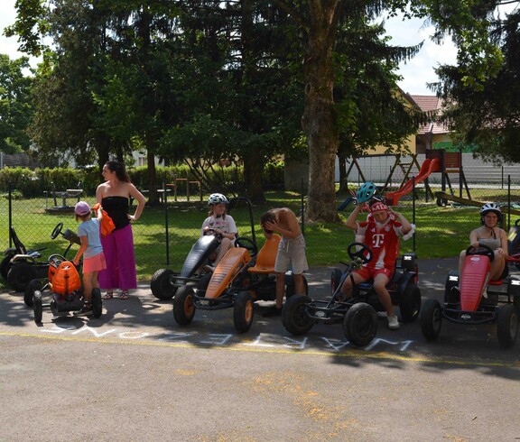 Mehrere Go-Kart-Fahrer warten auf das Startsignal
