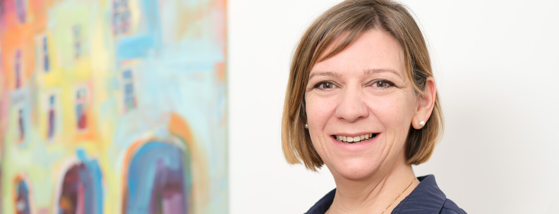 Frau mit Kinnlangen Haaren im Porträt