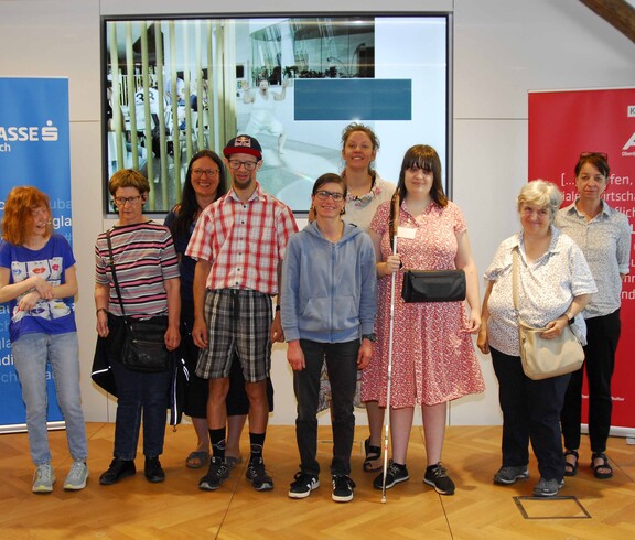 Viele Personen stehen vor Rollups