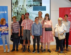 Viele Personen stehen vor Rollups