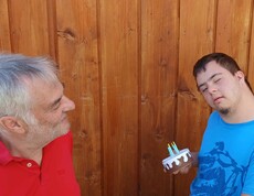 Zwei Männer und eine Geburtstagstorte