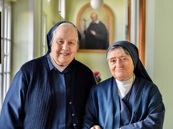 Porträtfoto von Schwester Christa und Schwester Sonja 