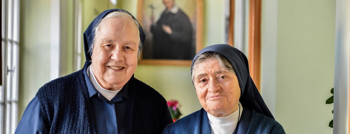 Porträtfoto von Schwester Christa und Schwester Sonja 