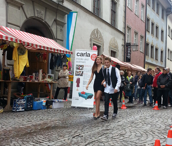 Jugendliche in modischer Kleidung gehen durch die Innenstadt von Feldkirch anlässlich vom carla Reuse Day. 