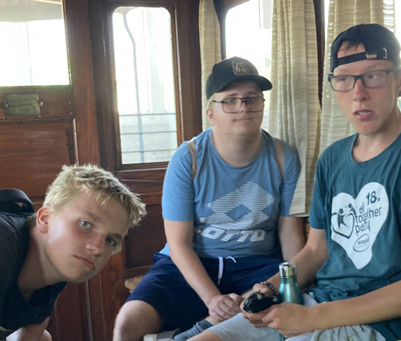 Szenerie: Personen blicken in die Kamera