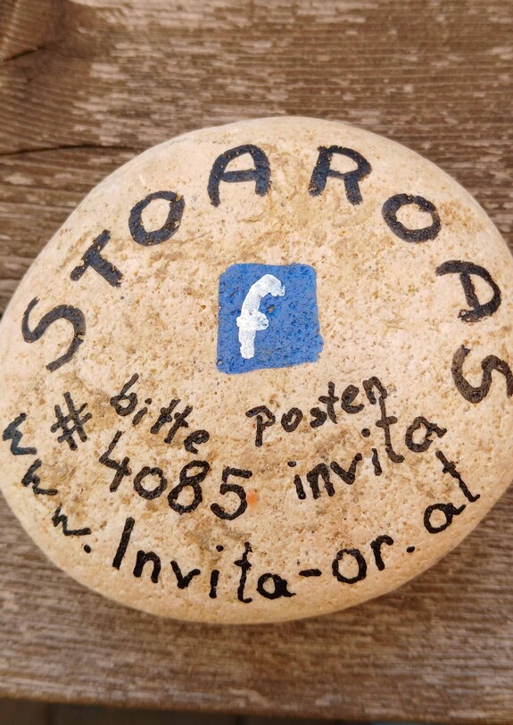 Textliche Markierung eines Steins für die invita Stoaroas