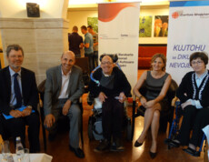 Eine Gruppe von fünf Personen, darunter ein Mann im Rollstuhl, posiert bei einer inklusiven Veranstaltung in Albanien.