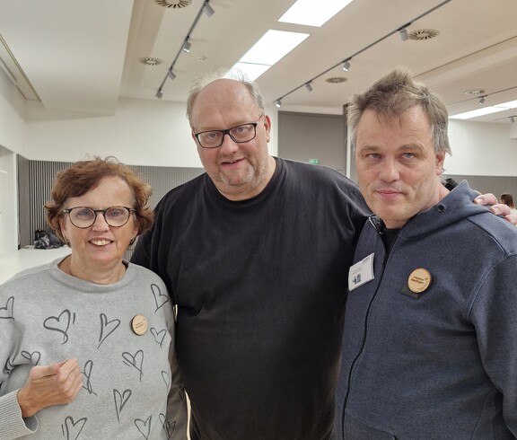 Regio Talk in der WKO Grieskirchen 2025: Brigitte Niedermair, Kabarettist Günther Lainer und Michael Wilhelm von der Inklusiven Redaktion