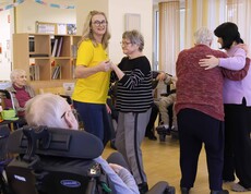 Zwei Tanzpaare und Zuschauer