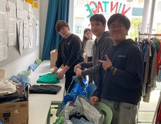 Schüler sortieren Kleidung für Vintage Kleidermarkt