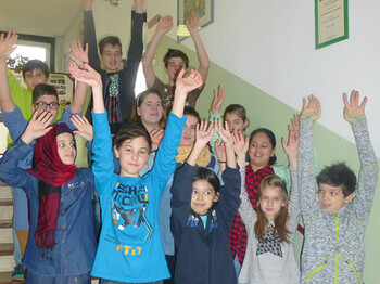 Schüler der NMS Neudörfl halten die Arme hoch und sehen in die Kamera