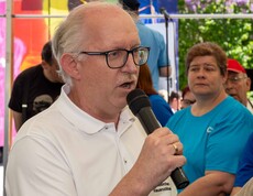 Mann spricht ins Mikrofon