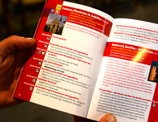 Das Handbuch zur Langen Nacht der Kirchen wurde auf der seite 54 fotografiert. Es ist die Seite zur Pfarrkirche hl. Sulpitius in Frastanz. 