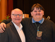 Caritasdirektor Peter Klinger mit Moderator Manni Schäfer. Bede sind schlicht in den Farben schwarz und weiß gekleidet. Sie wirken entspannt. 