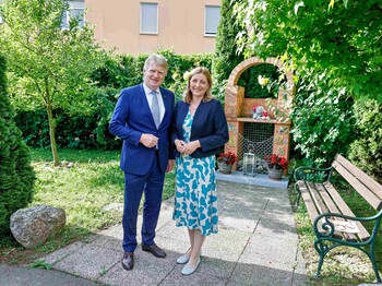 Die BKS Bank fördert mit der „Du & Wir-Stiftung“ ab sofort die Hospizbegleitung. V.l.n.r.: Manfred Geiger, Leiter der BKS Bank-Direktion Steiermark, Caritasdirektorin Nora Tödtling-Musenbichler.