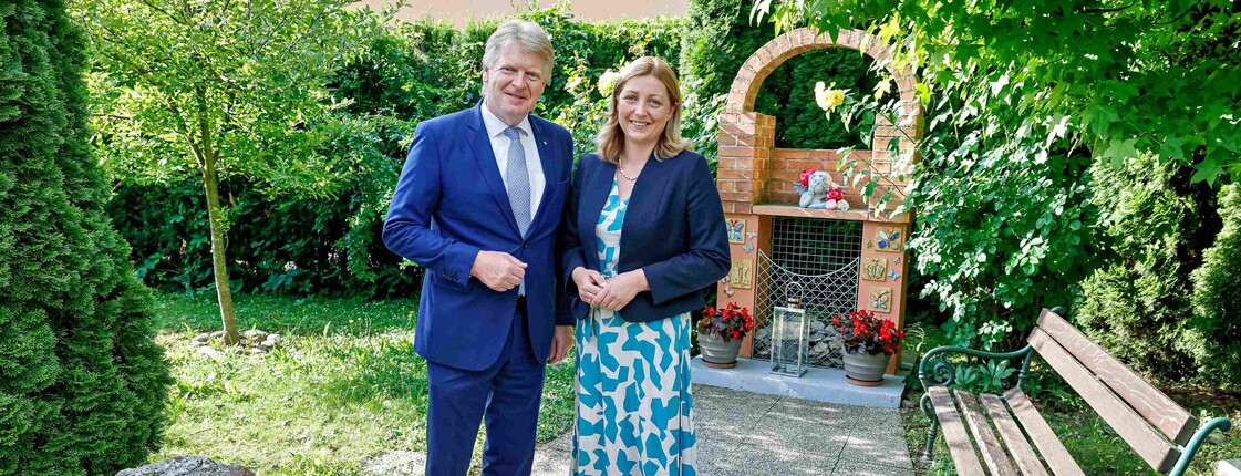 Die BKS Bank fördert mit der „Du & Wir-Stiftung“ ab sofort die Hospizbegleitung. V.l.n.r.: Manfred Geiger, Leiter der BKS Bank-Direktion Steiermark, Caritasdirektorin Nora Tödtling-Musenbichler.