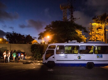 Ein alter Bus auf einer Straße in Alexandria bei Nacht