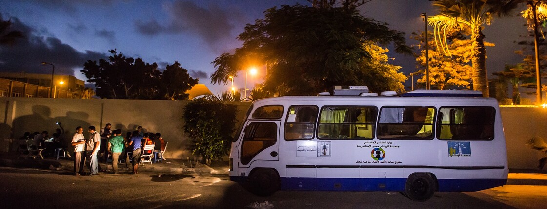 Ein alter Bus auf einer Straße in Alexandria bei Nacht