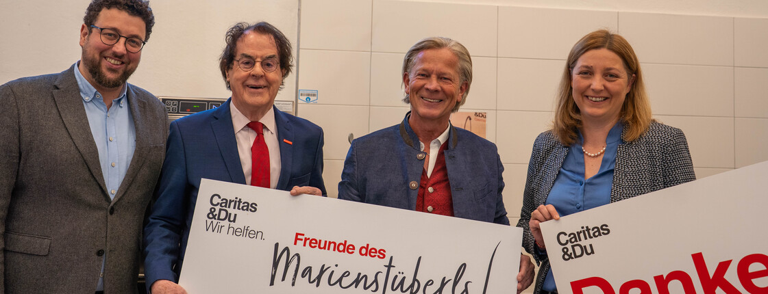 Spendencheckübergabe von Herrn Brandner an Vertreter*innen des Marienstüberls