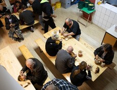 Menschen sitzen beim Essen