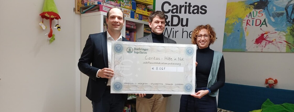 Boehringer Ingelheim bei der Scheckübergabe im Caritas Mutter-Kind-Haus Frida