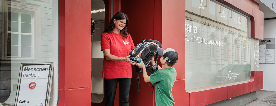 Ein Bub spendet eine Schultasche bei Carla – damit alle Kinder gut ausgestattet ins neue Schuljahr starten können.
