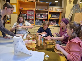 Vier Mädchen und eine Betreuerin beim Nägel lackieren